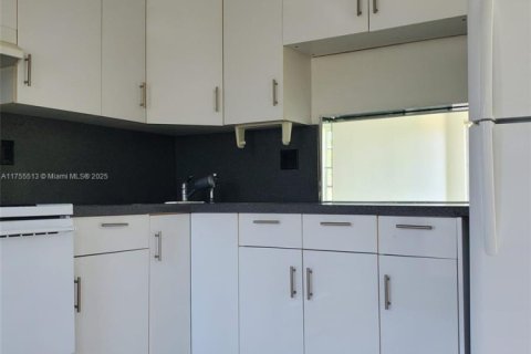 Condo in Hallandale Beach, Florida, 1 bedroom  № 1701160 - photo 4