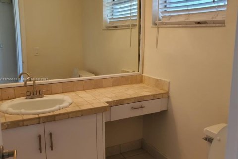 Condo in Hallandale Beach, Florida, 1 bedroom  № 1701160 - photo 9