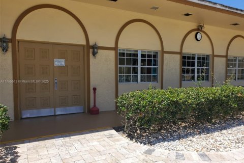 Condo in Hallandale Beach, Florida, 1 bedroom  № 1701160 - photo 24