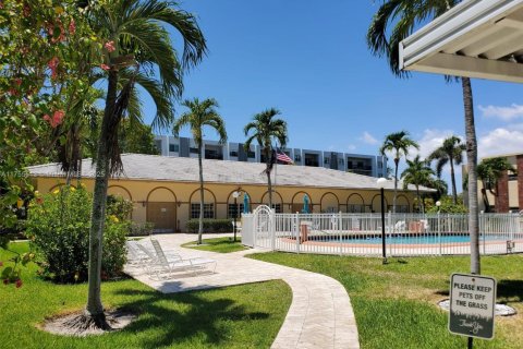 Condo in Hallandale Beach, Florida, 1 bedroom  № 1701160 - photo 22