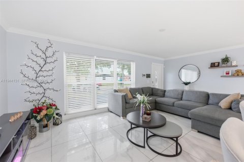 Villa ou maison à vendre à Sunrise, Floride: 4 chambres, 142.79 m2 № 2001177 - photo 9