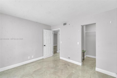 Снять в аренду квартиру в Лейк-Уорт, Флорида 2 спальни, 94.76м2, № 1992662 - фото 12