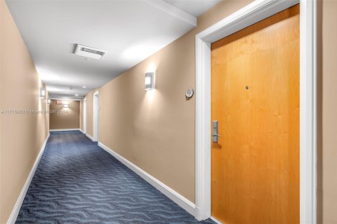 Condo in Miami, Florida, 1 bedroom  № 1467524 - photo 4