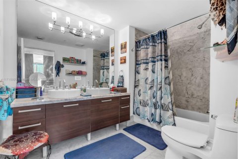 Condo in Miami, Florida, 1 bedroom  № 1467524 - photo 17