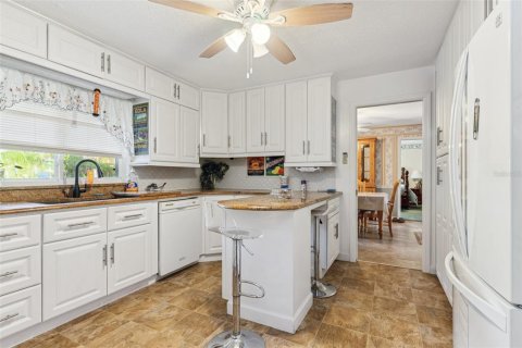 House in Orlando, Florida 5 bedrooms, 223.8 sq.m. № 1651705 - photo 5