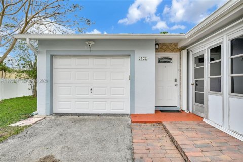 Villa ou maison à louer à Deerfield Beach, Floride: 2 chambres, 104.98 m2 № 2058339 - photo 30