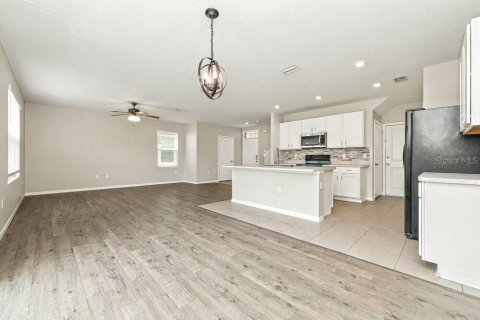 Villa ou maison à louer à Sun City Center, Floride: 4 chambres, 193.05 m2 № 2403524 - photo 5