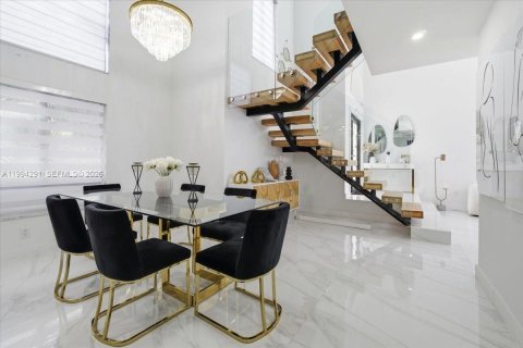 House in Miami, Florida 4 bedrooms, 216.28 sq.m. № 2055867 - photo 18