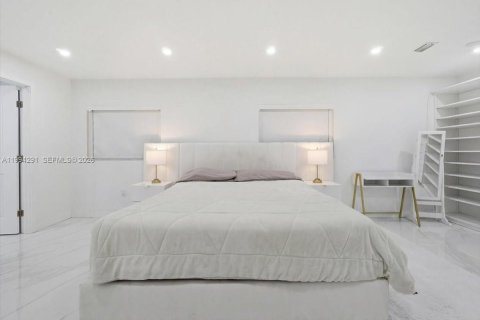 House in Miami, Florida 4 bedrooms, 216.28 sq.m. № 2055867 - photo 24