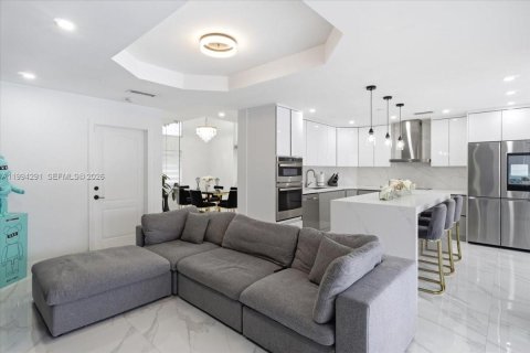 House in Miami, Florida 4 bedrooms, 216.28 sq.m. № 2055867 - photo 12