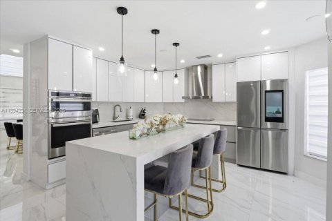 House in Miami, Florida 4 bedrooms, 216.28 sq.m. № 2055867 - photo 15