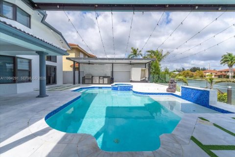 House in Miami, Florida 4 bedrooms, 216.28 sq.m. № 2055867 - photo 4