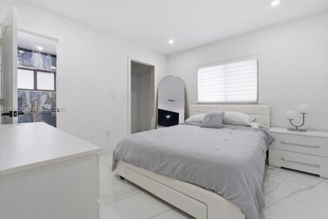 House in Miami, Florida 4 bedrooms, 216.28 sq.m. № 2055867 - photo 30