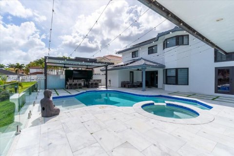 House in Miami, Florida 4 bedrooms, 216.28 sq.m. № 2055867 - photo 3