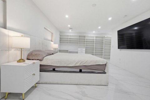 House in Miami, Florida 4 bedrooms, 216.28 sq.m. № 2055867 - photo 25