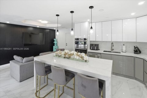 House in Miami, Florida 4 bedrooms, 216.28 sq.m. № 2055867 - photo 13