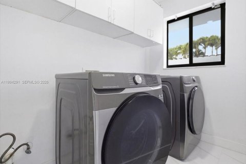 House in Miami, Florida 4 bedrooms, 216.28 sq.m. № 2055867 - photo 21