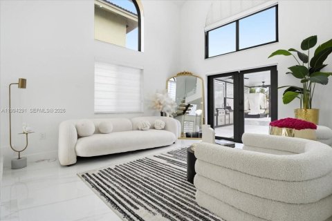House in Miami, Florida 4 bedrooms, 216.28 sq.m. № 2055867 - photo 6