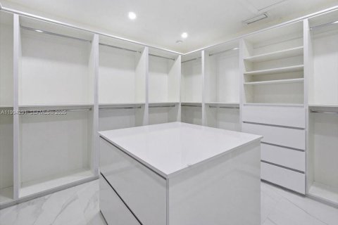 House in Miami, Florida 4 bedrooms, 216.28 sq.m. № 2055867 - photo 26