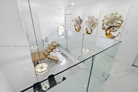 House in Miami, Florida 4 bedrooms, 216.28 sq.m. № 2055867 - photo 19