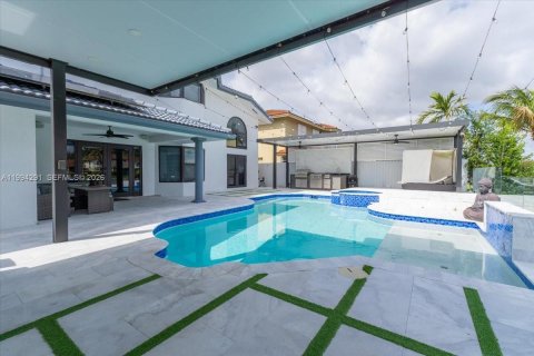 House in Miami, Florida 4 bedrooms, 216.28 sq.m. № 2055867 - photo 5