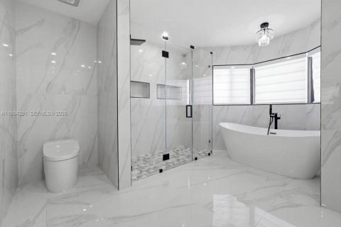 House in Miami, Florida 4 bedrooms, 216.28 sq.m. № 2055867 - photo 29