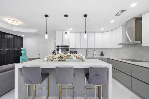 House in Miami, Florida 4 bedrooms, 216.28 sq.m. № 2055867 - photo 14