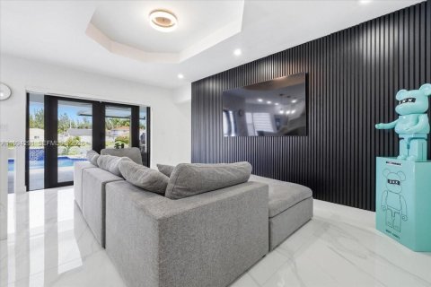House in Miami, Florida 4 bedrooms, 216.28 sq.m. № 2055867 - photo 11