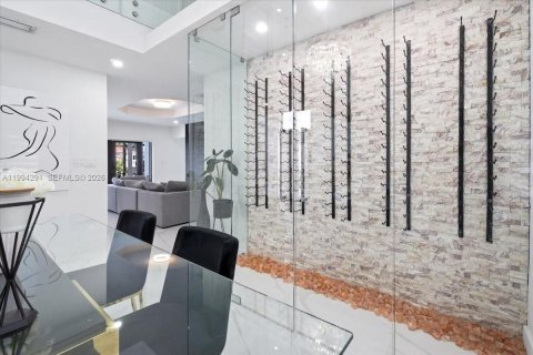 House in Miami, Florida 4 bedrooms, 216.28 sq.m. № 2055867 - photo 10