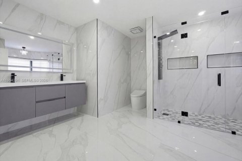 House in Miami, Florida 4 bedrooms, 216.28 sq.m. № 2055867 - photo 28