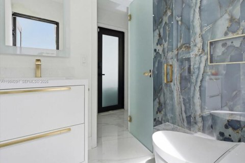 House in Miami, Florida 4 bedrooms, 216.28 sq.m. № 2055867 - photo 22
