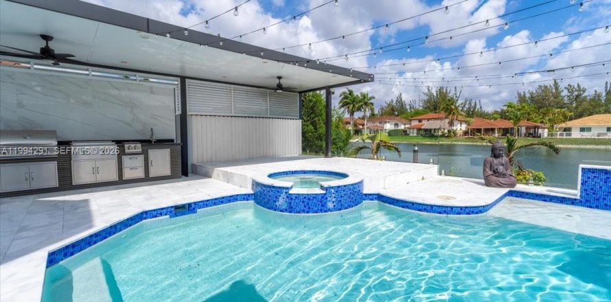 House in Miami, Florida 4 bedrooms, 216.28 sq.m. № 2055867