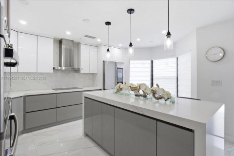 House in Miami, Florida 4 bedrooms, 216.28 sq.m. № 2055867 - photo 16