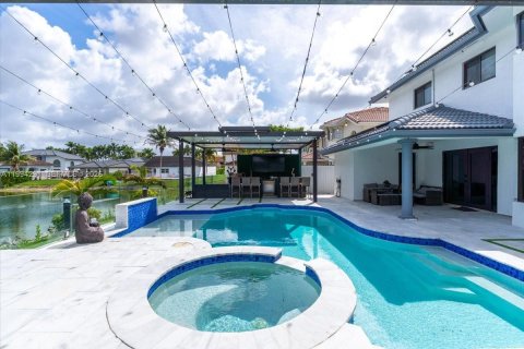 House in Miami, Florida 4 bedrooms, 216.28 sq.m. № 2055867 - photo 2