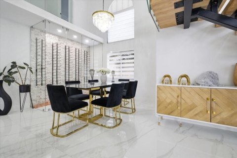 House in Miami, Florida 4 bedrooms, 216.28 sq.m. № 2055867 - photo 9