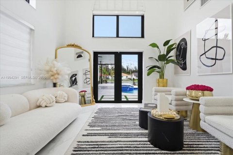 House in Miami, Florida 4 bedrooms, 216.28 sq.m. № 2055867 - photo 7
