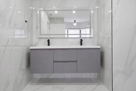 House in Miami, Florida 4 bedrooms, 216.28 sq.m. № 2055867 - photo 27