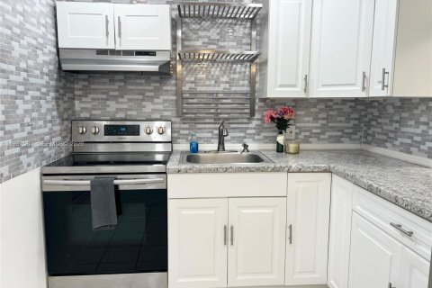 Снять в аренду кондоминиум в Тамарак, Флорида 1 спальня, 61.32м2, № 2066109 - фото 2