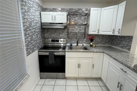 Condominio en Tamarac, Florida, 1 dormitorio  № 2066109