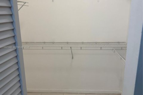 Снять в аренду кондоминиум в Тамарак, Флорида 1 спальня, 61.32м2, № 2066109 - фото 24