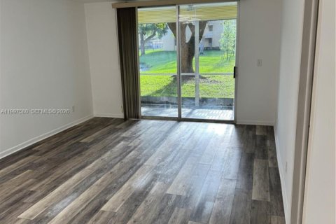 Снять в аренду кондоминиум в Тамарак, Флорида 1 спальня, 61.32м2, № 2066109 - фото 14