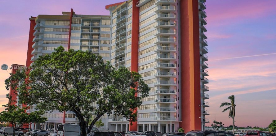 Condominio en Miami, Florida, 1 dormitorio № 1895800