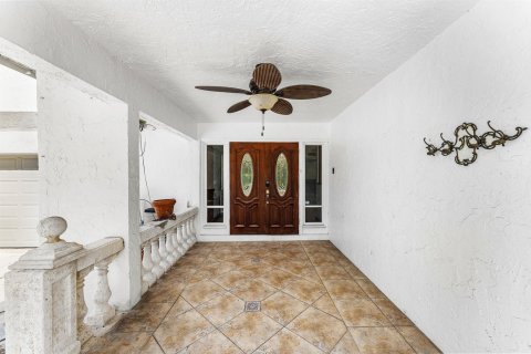 House in Lake Worth, Florida 4 bedrooms, 300.17 sq.m. № 2147369 - photo 10