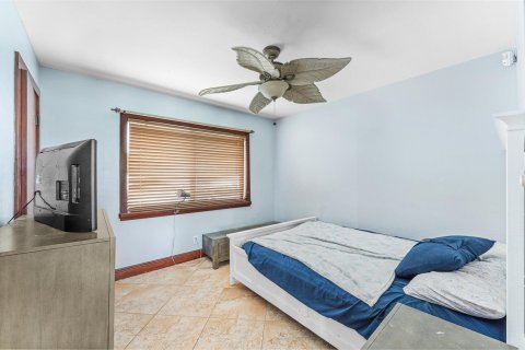 House in Lake Worth, Florida 4 bedrooms, 300.17 sq.m. № 2147369 - photo 27