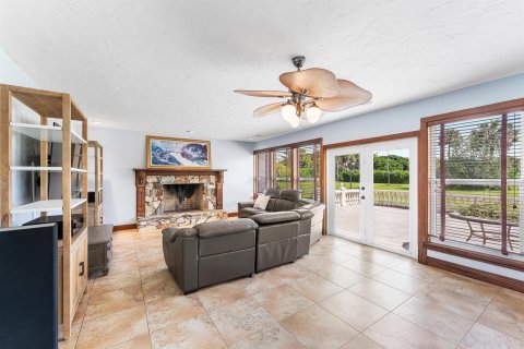 House in Lake Worth, Florida 4 bedrooms, 300.17 sq.m. № 2147369 - photo 12