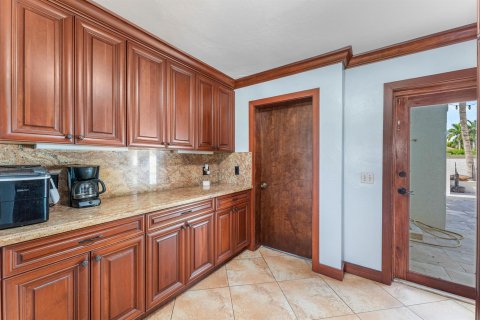 House in Lake Worth, Florida 4 bedrooms, 300.17 sq.m. № 2147369 - photo 20