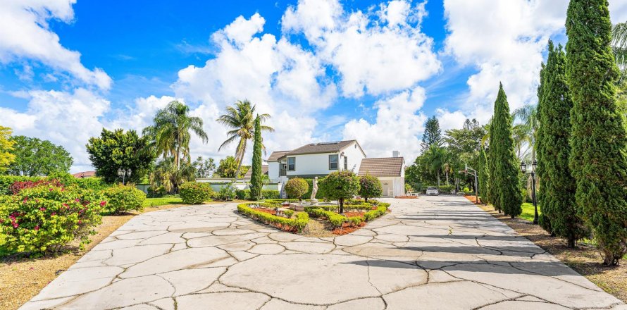 House in Lake Worth, Florida 4 bedrooms, 300.17 sq.m. № 2147369