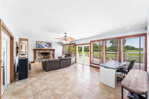 House in Lake Worth, Florida 4 bedrooms, 300.17 sq.m. № 2147369 - photo 11