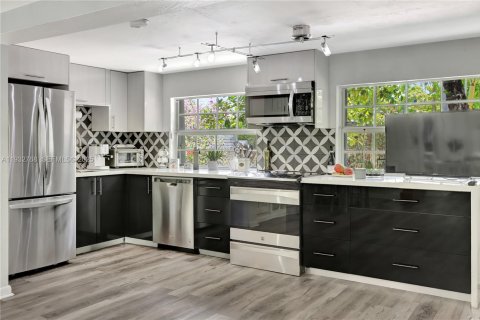 Casa en alquiler en Miami, Florida, 2 dormitorios, 133.97 m2 № 1991825 - foto 1