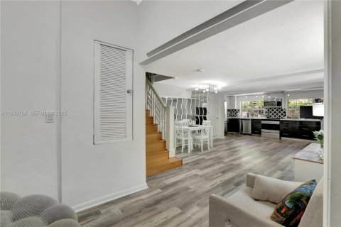 Casa en alquiler en Miami, Florida, 2 dormitorios, 133.97 m2 № 1991825 - foto 5